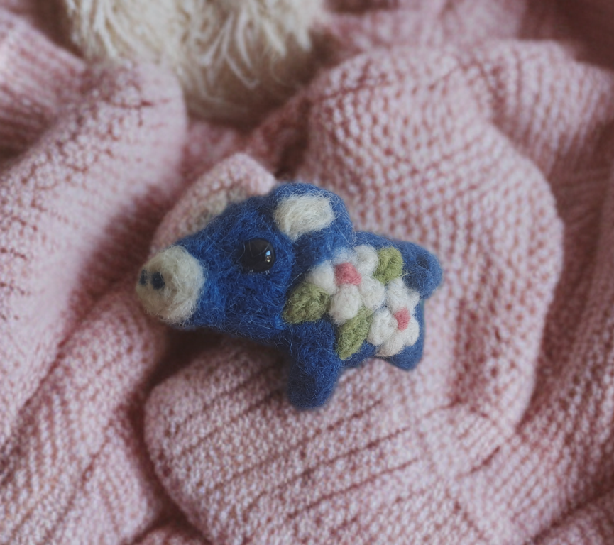 Oink the Pig - handfelted brooch/pin