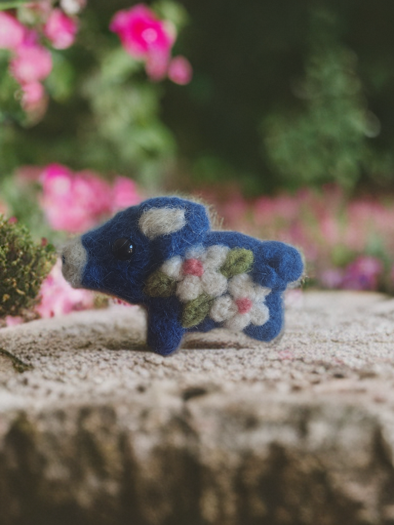 Oink the Pig - handfelted brooch/pin