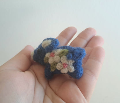 Oink the Pig - handfelted brooch/pin