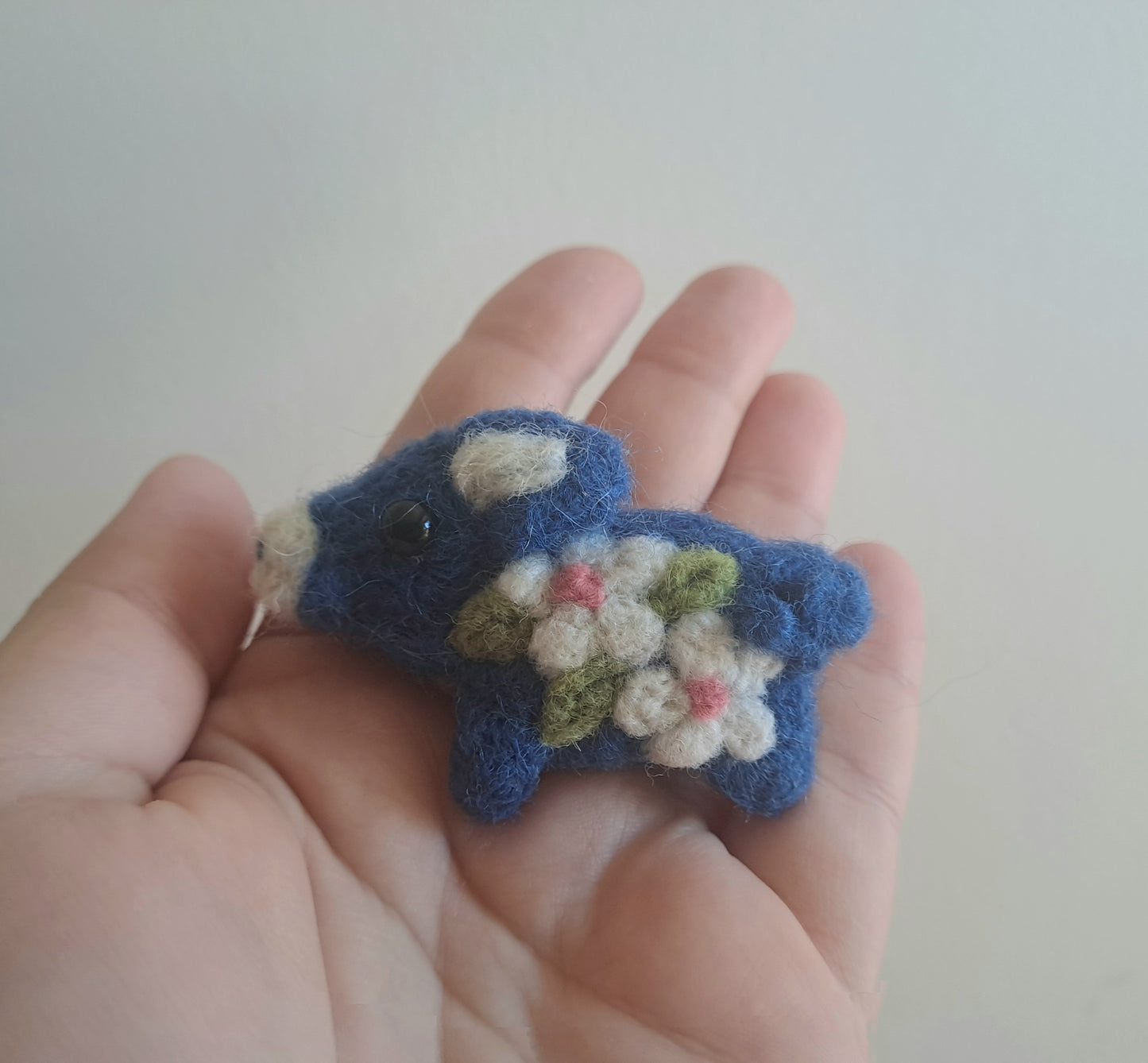 Oink the Pig - handfelted brooch/pin